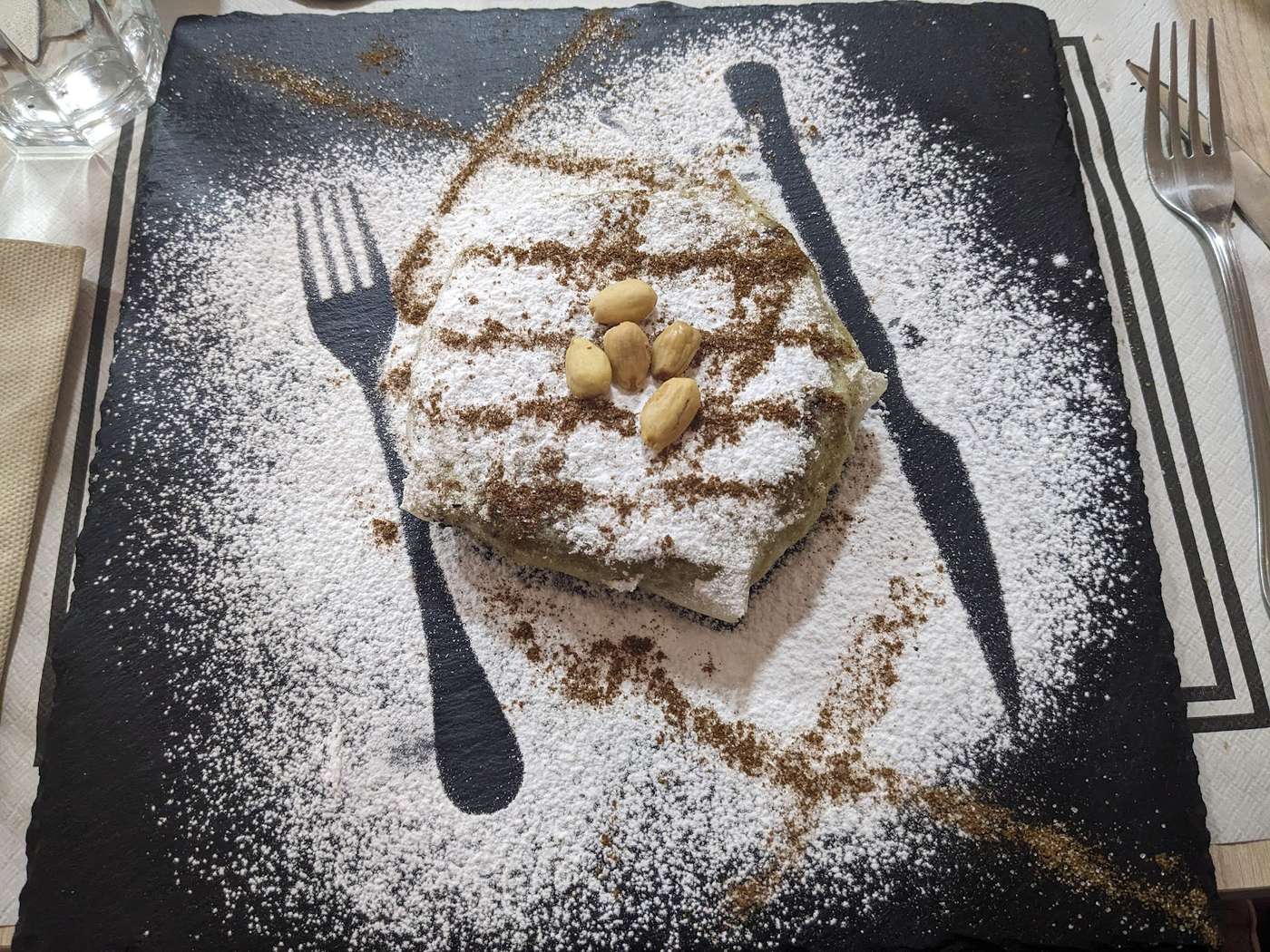 Pastela moruna con almendras, un hojaldre dulce y especiado