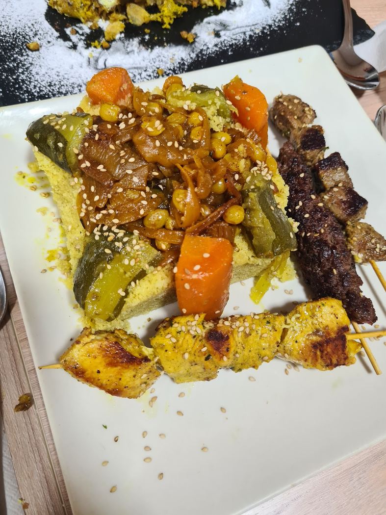 Cous cous con brochetas variadas de pollo, ternera y verduras