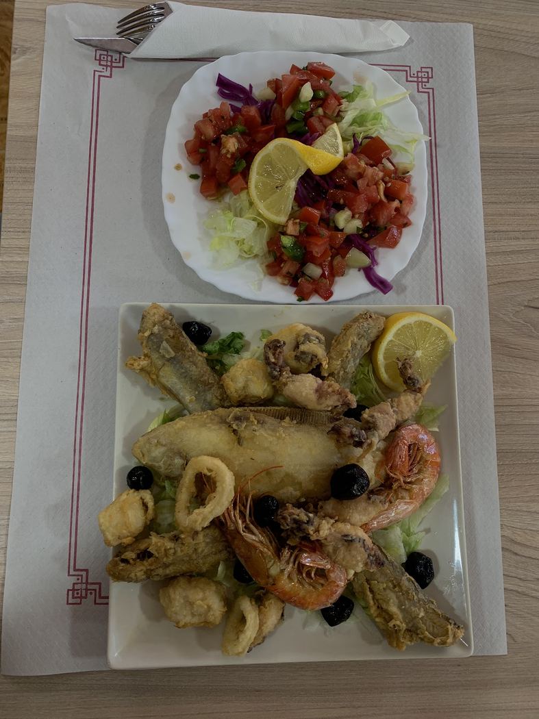 Fritura variada de pescado y marisco con aceitunas y limón